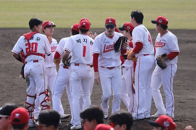 ▲ 마운드의 안정적인 호투와 짜임새 있는 타선을 앞세운 SSG는 27일 한화와 연습경기에서 7-0으로 완승하며 오키나와 연습경기 첫 승리를 신고했다. ⓒSSG랜더스