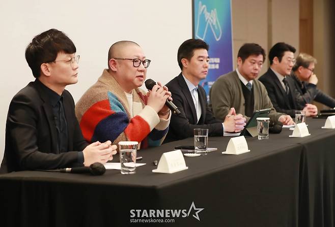 27일 오전 반포동 JW메리어트 호텔에서 ‘Let’s keep a promise : 음반제작자가 없다면 K-팝도 없다!’라는 주제로 진행된 음악산업의 공정한 권리 보호를 위한 음반제작자 기자회견에서 한국음악콘텐츠협회 최광호 사무총장, F&F 엔터테인먼트 최재우 대표, 한국연예제작자협회 김명수 본부장, 한국매니지먼트 이남경 국장, 한국음악레이블산업협회 신종길 국장, 헤럴드 경제 서병기 기자(왼쪽부터)가 종합토론을 하고 있다. /2025.02.27 /사진=이동훈 photoguy@