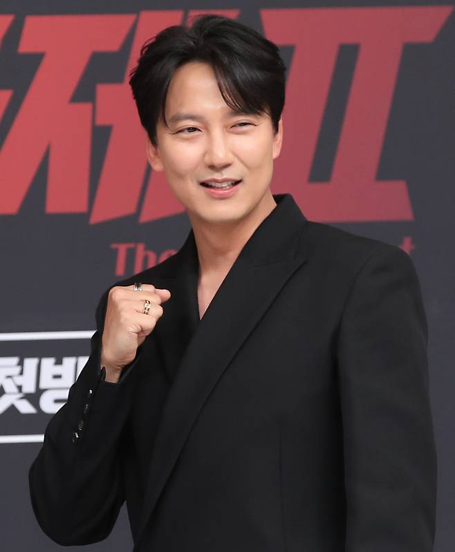 (서울=뉴스1) 권현진 기자 = 배우 김남길이 8일 서울 양천구 SBS에서 진행된 SBS 새 금토드라마 '열혈사제2' 제작발표회에서 포즈를 취하고 있다. '열혈사제2'는 낮에는 사제, 밤에는 벨라또의 역할을 위해 천사파 보스로 활약하는 분노 조절 장애 열혈 신부 김해일(김남길 분)이 부산으로 떠 국내 최고 마약 카르텔과 한판 뜨는 노빠꾸 공조 수사극이다. 2024.11.8/뉴스1 Copyright (C) 뉴스1. All rights reserved. 무단 전재 및 재배포, AI학습 이용 금지. /사진=(서울=뉴스1) 권현진 기자