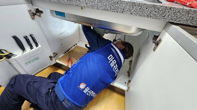 싱크대 수전 교체하는 울산 화정마을관리소 지킴이 김창식(67)씨 [촬영 장지현]