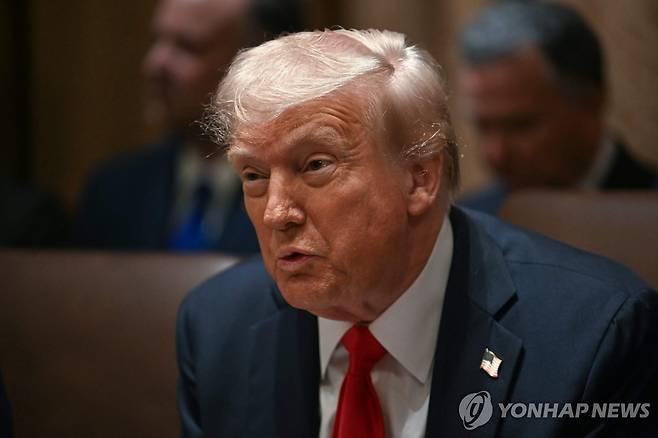 첫 각료회의서 발언하는 트럼프 [AFP=연합뉴스. 재판매 및 DB 금지]