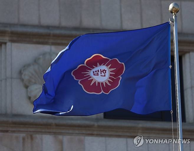 헌재, '마은혁 임명' 권한쟁의·헌법소원 심판 선고 연기 (서울=연합뉴스) 김도훈 기자 = 헌법재판소가 최상목 대통령 권한대행의 마은혁 재판관 후보자 불임명 관련 권한쟁의·헌법소원 심판 선고를 연기한 3일 오후 서울 종로구 헌법재판소에 걸린 헌재 깃발이 바람에 휘날리고 있다.
    헌재는 우원식 국회의장이 낸 권한쟁의심판의 변론을 재개해 오는 10일 오후 2시에 변론을 진행하고 김정환 변호사가 낸 헌법소원 심판 선고는 무기한 연기했다. 2025.2.3 superdoo82@yna.co.kr