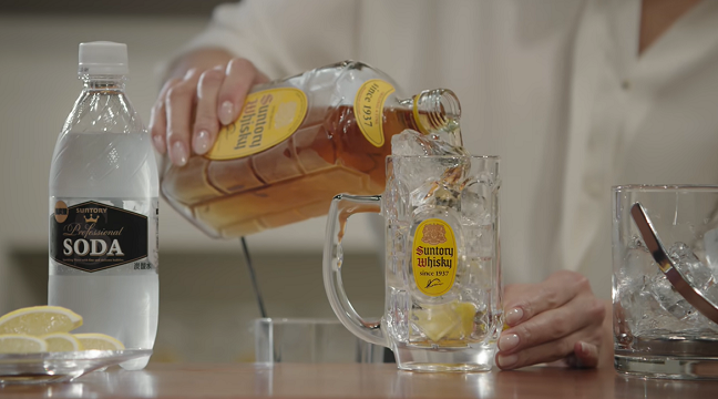 산토리 가쿠빈 위스키로 하이볼을 만드는 모습./사진=산토리 홈페이지