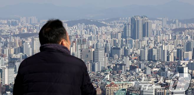 서울 남산을 찾은 관광객이 아파트 단지를 바라보고 있다. 2025.2.21/뉴스1 ⓒ News1 장수영 기자