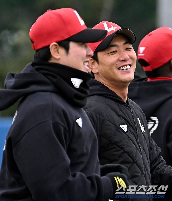 24일 일본 오키나와 고친다구장에서 SSG 랜더스 선수단이 스프링캠프 훈련을 가졌다. 최정과김광현이 함께 워밍업을 하고 있다. 오키나와(일본)=허상욱 기자wook@sportschosun.com/2025.02.24/