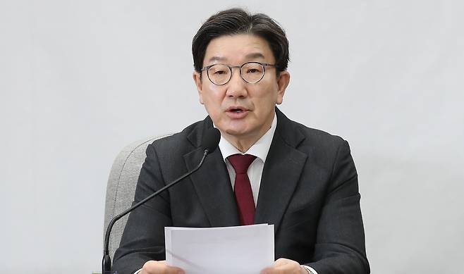 국민의힘 권성동 원내대표가 28일 서울 여의도 국회에서 열린 원내대책회의에 참석하고 있다. /남강호 기자