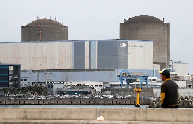 한국수력원자력이 가동 정지 7년 만에 국내 최초로 고리1호기의 제염 작업에 착수하며 원전 해체 작업이 시작된 2024년 5월 7일 오후 부산 기장군 해안가에서 고리원자력발전소 1호기(오른쪽) 모습./뉴스1
