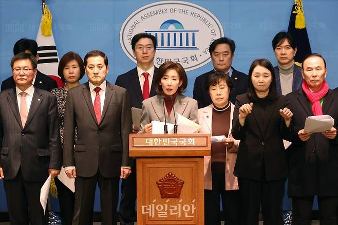 국민의힘 의원들이 28일 국회 소통관 기자회견장에서 헌정질서·법치주의 수호 및 사회안정·국민통합을 위한 헌법·법률·양심에 따른 공정한 평의 촉구 탄원 기자회견을 하고 있다. ⓒ데일리안 홍금표 기자