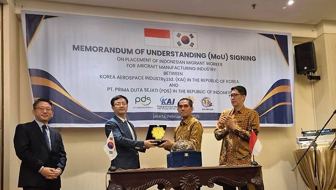 이용기 KAI 상생협력실 실장(왼쪽)이 28일 인도네시아 자카르타에서 인도네시아 PT PDS와 항공 전문인력 양성 및 공급을 위한 업무협약(MOU)을 체결하고 관계자들과 기념 사진을 찍고 있다.ⓒKAI