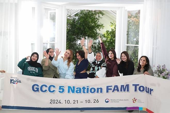 지난해 10월 22일 '알람 아라비 코리아' 회원사 스튜디오(식스플로어)에서 현지 여행업계 대표들이 단체 기념촬영을 하고 있다. 문체부 제공