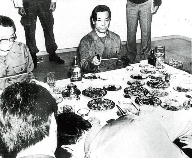 1979년 11월 7일 박정희 전 대통령 피격사건 현장검증에서 김재규(오른쪽 첫 번째) 전 중앙정보부장이 총 쏘는 모습을 재연하고 있다. 한국일보 자료사진