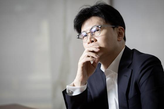 한동훈 전 국민의힘 대표는 윤 대통령에 대해 "제가 괴롭지 않을리가 없다. 대통령가 제가 겪은 세월이 얼마인가"라며 "하지만 정치하는 저는 국민을 먼저 생각해야 하고, 이를 인간적 고통과 분리해야 한다. 그게 쉽진 않다"고 말했다. 전민규 기자