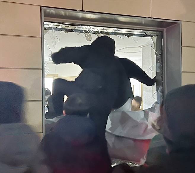 한밤 난동에 뚫린 법원 

19일 새벽 3시께 윤석열 대통령 구속영장이 발부되자 윤 대통령을 지지하는 시위대가 서울서부지방법원 창문을 깨고 진입하고 있다. 경찰은 46명을 현행범으로 체포했다. 전날 법원 담장을 넘거나 취재진과 공수처 차량을 공격해 체포된 40명을 더하면 이틀간 연행자가 86명에 이른다.  뉴스1