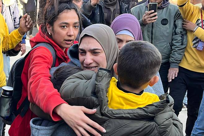 A former Palestinian prisoner is embraced by members of her family at the European Hospital in Khan Yunis in the southern Gaza Strip on Feb. 27, following her release by Israeli authorities. [AFP/YONHAP]