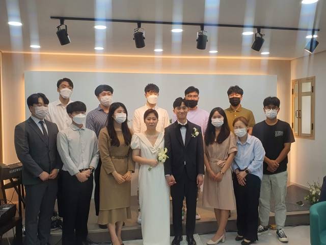 소망을노래하는교회에서 첫 청년 부부가 2021년 9월 교회 본당에서 결혼식을 진행하는 모습. 소망을노래하는교회 제공