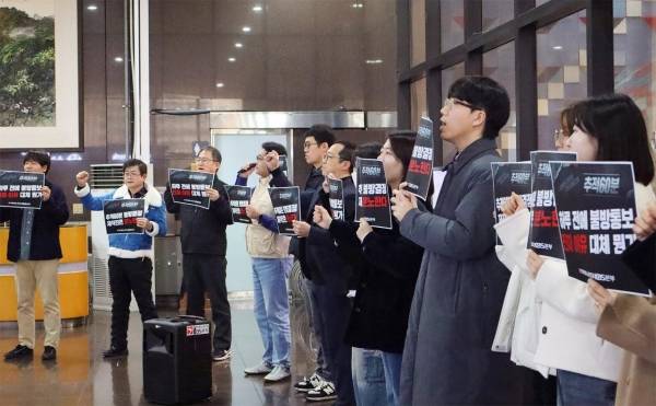 ▲2025년 2월28일 KBS 추적60분 편성삭제에 항의하는 해당 프로그램 제작진 및 전국언론노동조합 KBS본부 조합원. 사진=언론노조 KBS본부