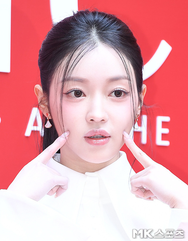 유아는 부드러운 웨이브 헤어와 은은한 메이크업이 스타일을 더욱 완성하며 분위기를 극대화했다.사진=천정환 기자