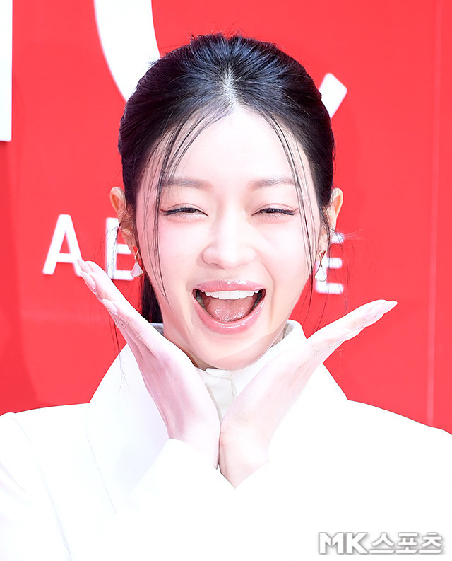 유아는 올화이트 셋업을 착용해 깔끔하면서도 세련된 스타일을 선보였다.사진=천정환 기자