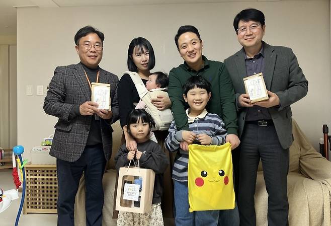 엘앤에프는 올해 초등학교에 입학하는 임직원 자녀 23명에게 입학 축하 선물을 전달했다고 28일 밝혔다.