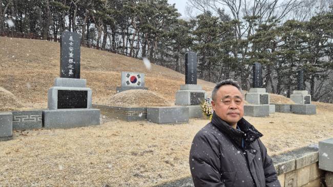 올해 초 서울 용산구 효창공원 삼의사 묘역의 안중근 의사 가묘를 찾은 김월배 하얼빈이공대 교수.  김월배 교수 제공