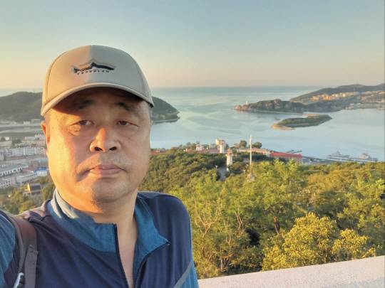 중국 뤼순(旅順)항이보이는백옥산 정상에 선 김월배 하얼빈이공대 교수. 김월배 교수 제공