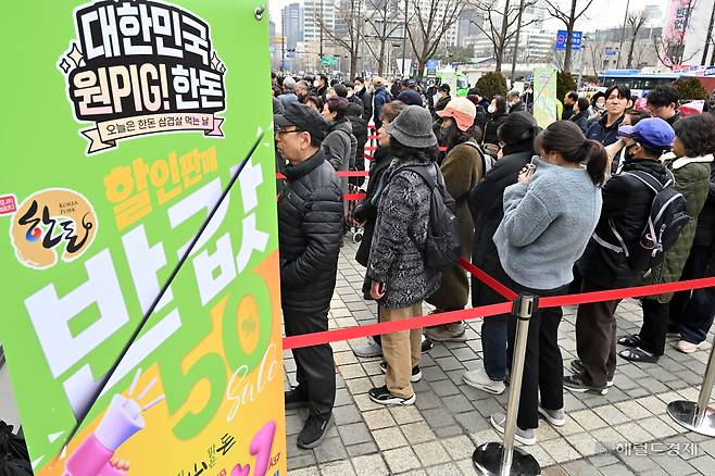 28일 오전 서울 중구 프레스센터 앞 마당에서 열린 2025 삼겹살데이 현장 특판 ‘대한민국 원PIG! 한돈’행사장을 찾은 시민들이 국산 돼지고기를 구매하고 있다. 임세준 기자
