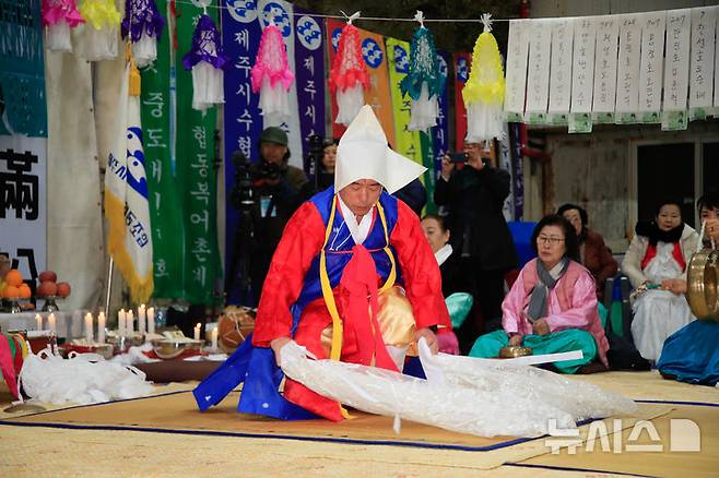 [제주=뉴시스] 우장호 기자 = 28일 오전 제주시 탑동 제주시수협위판장에서 유네스코 세계무형문화재이자 국가 지정 무형문화재인 칠머리당 영등환영풍어제가 열리고 있다.영등신이 들어오는 음력 2월1일에는 '영등환영제'를, 영등신을 떠나보내기 전날인 2월14일에는 '영등송별제'를 지내며 마을 주민뿐 아니라 어부와 해녀들이 참여해 풍요를 기원한다. 2025.02.28. woo1223@newsis.com