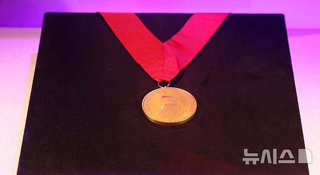 [서울=뉴시스] 고범준 기자 = 28일 서울 강남구 현대백화점 무역센터점 문화홀에서 열린 '위대한 뮤지션 100인전 vol.1'에서 스티비 원더의 제33회 그래미 어워드 공식 노미네이션 메달이 전시되어 있다. 전시관은 아메리칸 퀸, 디바, 위대한 밴드, 위대한 기타리스트 컬렉션, 팝의 황제, 힙합, 그래미 & BTS 등 7개 공간으로 구성됐다. 2025.02.28. bjko@newsis.com