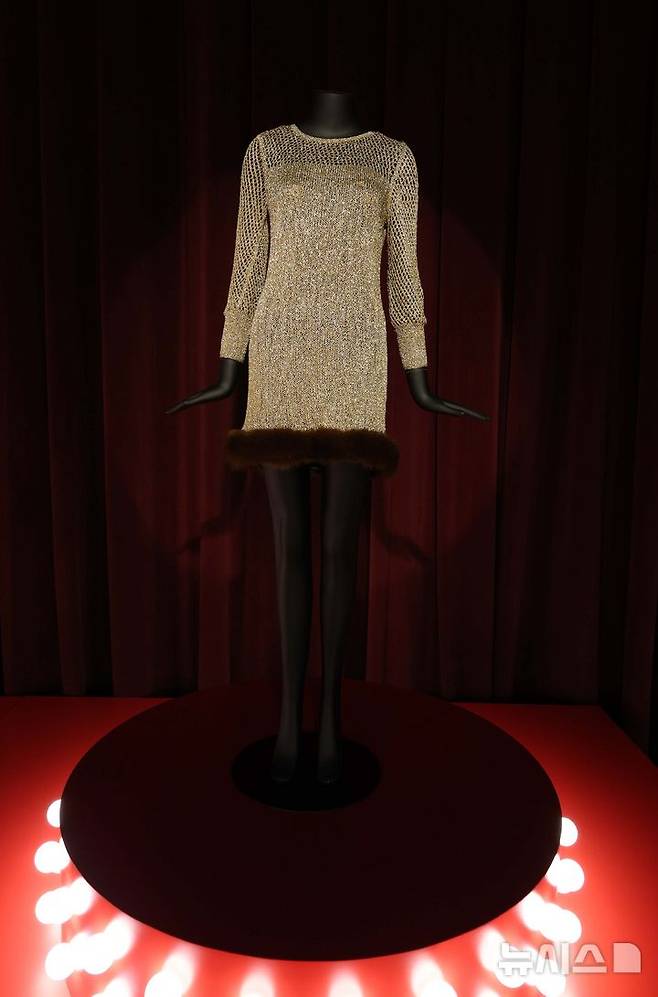 [서울=뉴시스] 고범준 기자 = 28일 서울 강남구 현대백화점 무역센터점 문화홀에서 열린 '위대한 뮤지션 100인전 vol.1'에서 비욘세가 착용한 무대 의상이 전시되어 있다. 전시관은 아메리칸 퀸, 디바, 위대한 밴드, 위대한 기타리스트 컬렉션, 팝의 황제, 힙합, 그래미 & BTS 등 7개 공간으로 구성됐다. 2025.02.28. bjko@newsis.com