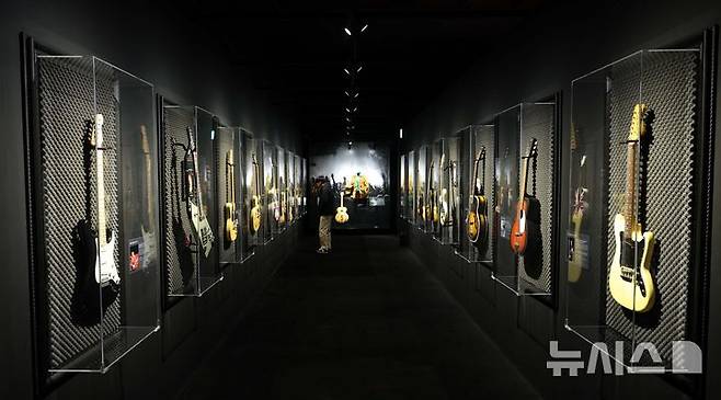 [서울=뉴시스] 고범준 기자 = 28일 서울 강남구 현대백화점 무역센터점 문화홀에서 열린 '위대한 뮤지션 100인전 vol.1'에서 기타리스트들의 기타리스트가 전시되어 있다. 전시관은 아메리칸 퀸, 디바, 위대한 밴드, 위대한 기타리스트 컬렉션, 팝의 황제, 힙합, 그래미 & BTS 등 7개 공간으로 구성됐다. 2025.02.28. bjko@newsis.com