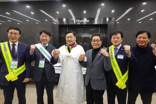 전북 유치를 호소하는 김관영 전북지사(중앙)와 정강선 전북체육회장(오른쪽 2번째) [이동칠 촬영]