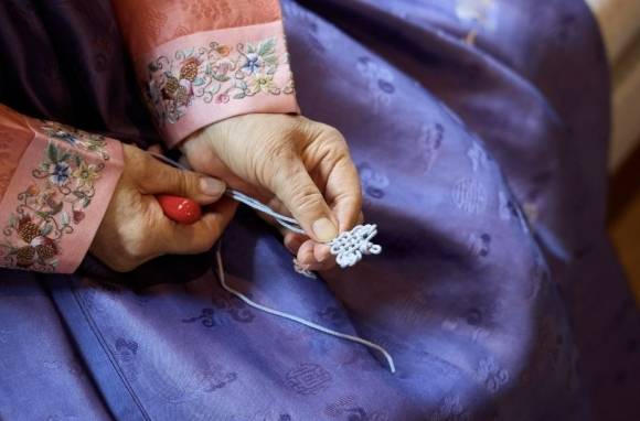 한국의 매듭은 동식물 형태서 따온 형태가 많고, 단색의 끈목을 이용해 모양을 맺는다. 사진은 김은영 매듭장의 모습. 펜디 SNS