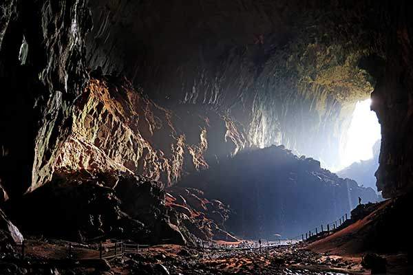 말레이시아 사라왁에 있는 구눙 물루국립공원의 사슴동굴Deer cave. 동굴 규모가 굉장히 크다. 구눙 물루국립공원에는 이런 동굴이 수없이 많다. 길이가 무려 250여 km에 달하는 곳도 있다. 이곳은 유네스코로 지정되어 관리되고 있다.
