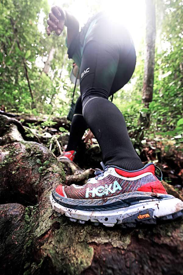 정글에는 오후만 되면 비가 내린다. 이 때문에 지면이 상당히 미끄럽다. 호카의 스피드 고트 신발은 정글 지대를 가기에 적당한 트레킹화다.