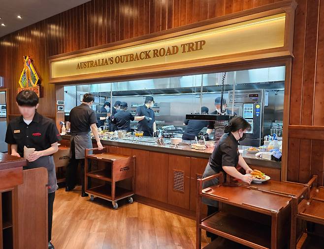 아웃백 스테이크하우스&nbsp;고양 스타필드점 내 오픈 키친 모습.