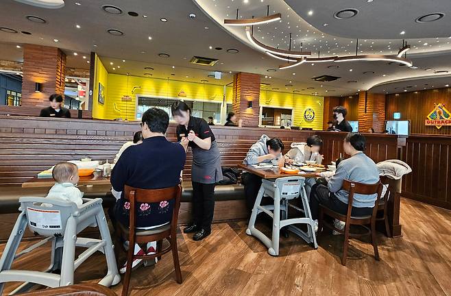 아웃백 스테이크하우스&nbsp;고양 스타필드점에서 아기를 동반한 손님들이 식사 중이다.