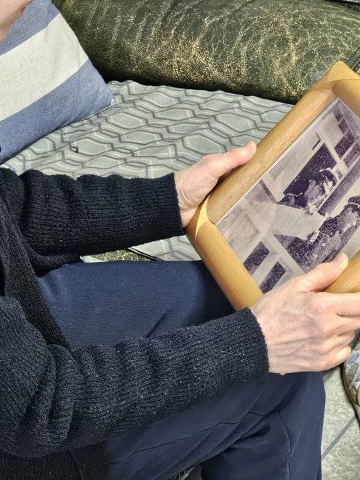 고 이대우 교수의 미망인 김향선 여사가 2월 11일 부산 자택에서 2‧28 민주운동 당일 사진을 들고 있다.[최진렬 기자]