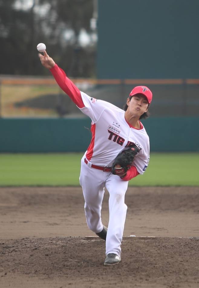 ▲ 불펜 피칭에서 최고 154km의 구속을 보여주며 코칭스태프의 눈도장을 받은 홍원빈 ⓒKIA타이거즈