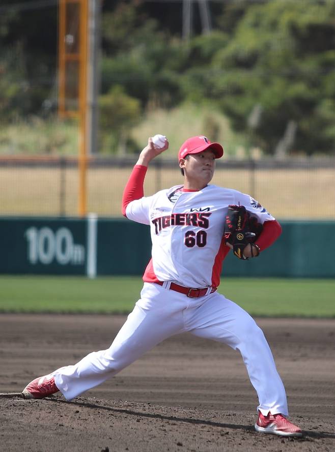 KIA 타이거즈 투수 김도현이 27일 LG 트윈스와 연습 경기에서 투구하고 있다. /사진=KIA 타이거즈 제공