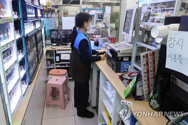 편의점 아르바이트생 [연합뉴스 자료사진] 2025.2.28