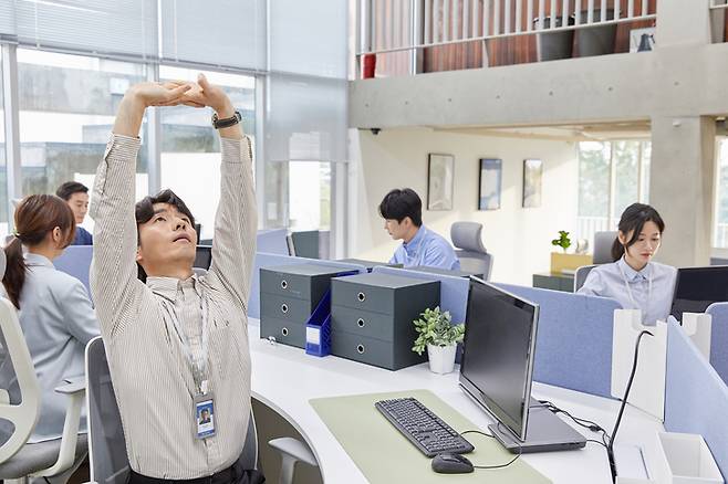 고개 숙이는 자세를 피하고 스마트폰이나 책을 눈높이 이상으로 들어서 바라보는 게 좋다. 목을 가볍게 스트레칭 하는 것도 도움이 된다. [사진= 게티이미지뱅크]