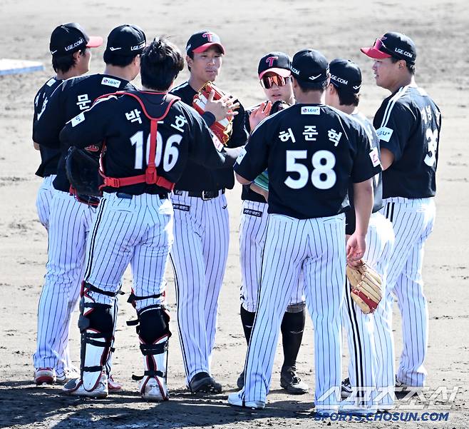 1일 일본 오키나와 아카마구장에서 열린 LG와 삼성의 연습경기, LG가 5대0으로 승리했다. 경기 종료 후 기쁨을 나누는 LG 선수들의 모습. 오키나와(일본)=허상욱 기자 wook@sportschosun.com/2025.03.01/