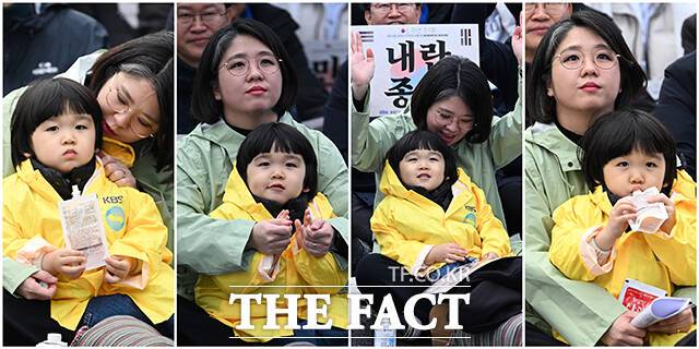 용혜인 기본소득당 대표가 1일 오후 서울 종로구 안국동 사거리에서 열린 '야 5당 공동 내란종식·민주헌정수호를 한 윤석열 파면 촉구 범국민대회'에 아들과 함께 참석하고 있다. /박헌우 기자