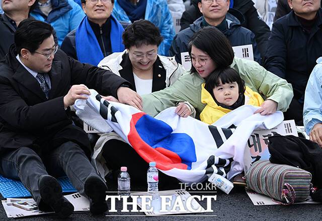 용혜인 기본소득당 대표 아들에게 태극기 담요 양보하는 박찬대 더불어민주당 원내대표.