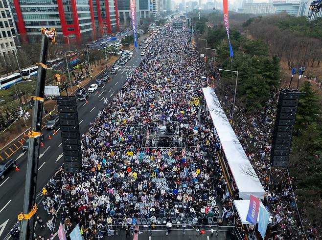 1일 서울 여의도 여의도공원앞 여의대로에서 개신교 단체인 '세이브코리아'가 주최한 국가 비상 기도회에 경찰 추산 5만 5천명이 참가했다. 참가자들은 헌법재판소가 윤석열 대통령에 대한 탄핵소추안을 기각해야 한다고 주장했다. /박성원 기자