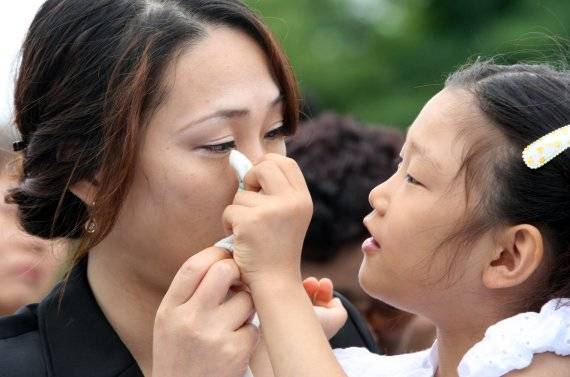 2008년 6월 29일 오전 경기 평택 해군제2함대사령부 제2연평해전 전적비 앞에서 열린 기념식에서 故 조천형 중사의 부인이 눈물을 흘리자 딸이 엄마의 눈물을 닦아주고 있다. 이날 기념식은 국가를 위한 희생을 국민과 함께 영원히 기억하기 위해 그동안 2함대사령관 주관으로 진행해 온 추모행사를 정부차원의 행사로 격상시켜 치러졌다. /사진=뉴시스