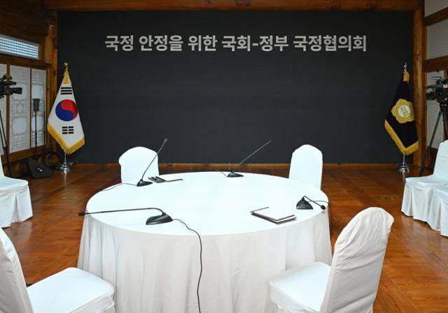 서울 여의도 국회에서 28일 개최 예정이었던 국정 안정을 위한 국회·정부 국정협의회가 더불어민주당의 참석 보류로 취소돼 자리가 비어있다. 이날 민주당은 최상목 대통령 권한대행 부총리 겸 기획재정부 장관이 마은혁 헌법재판관 임명을 미루고 있다며 국정협의회 참석을 보류하겠다고 발표했다. 뉴스1