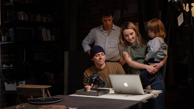 깁슨은 개발비가 없자 남자친구를 꼬드겨 유기농 요리법 애플리케이션을 만드는 데 성공한다. 넷플릭스 제공