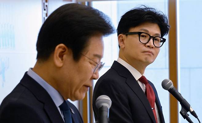 2024년 9월 1일 당시 한동훈 국민의힘 대표가 국회에서 열린 여야 대표 회담에서 이재명 더불어민주당 대표의 발언을 듣고 있다. / 사진=최혁 기자