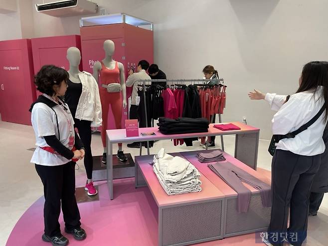 28일 서울 성동구에서 열린 룰루레몬 신제품 출시 기념 팝업 행사에 제품이 진열돼있다./사진=박수림 기자